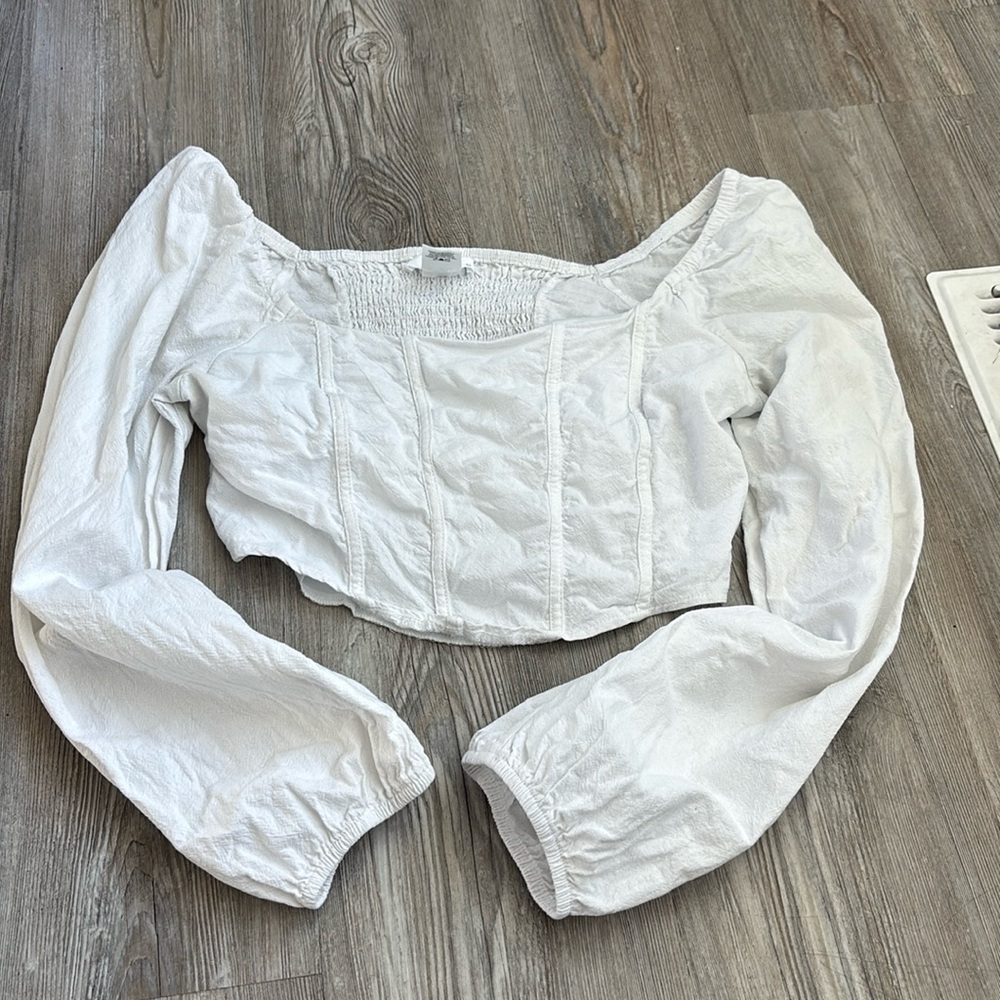 🍀White Crop Top with Puff Sleeves and Fitted Bustier Style